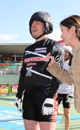 レジェンドレースで見事に１着でゴールした吉岡氏だが…しんどさのあまりしばらくインタビューにならず
