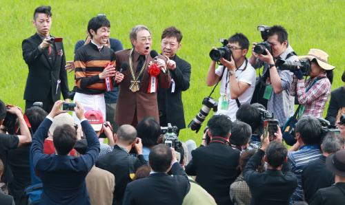 サブちゃん　愛馬で天皇賞・春Ｖ「まつり」熱唱、武豊にムチャ振りも