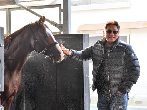 「大魔神」佐々木オーナーが栗東訪問、愛馬状態にご満悦