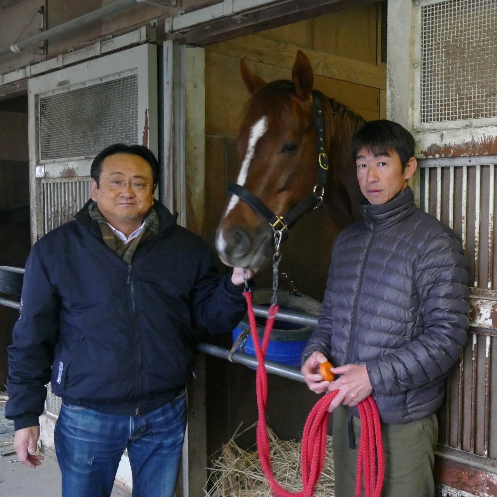 高松宮記念から一夜明け上原師（左）と馬房でくつろぐセイウンコウセイ。右は矢野厩務員