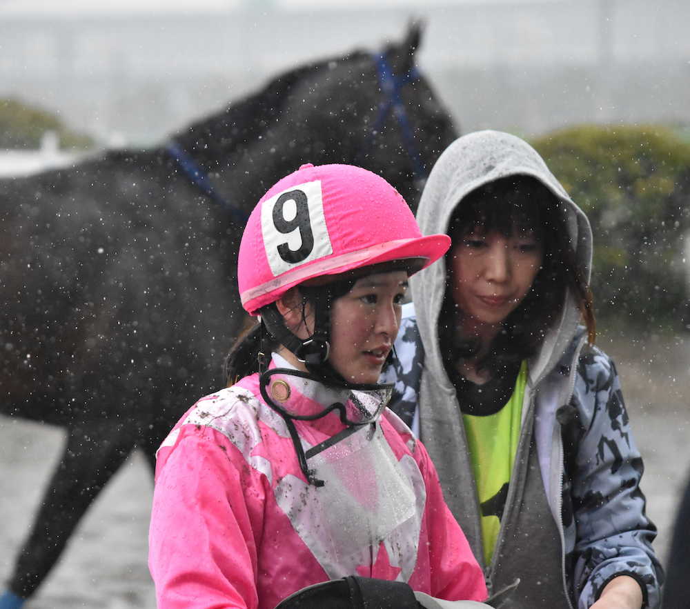降りしきる雨の中で引き揚げる藤田菜七子（左）