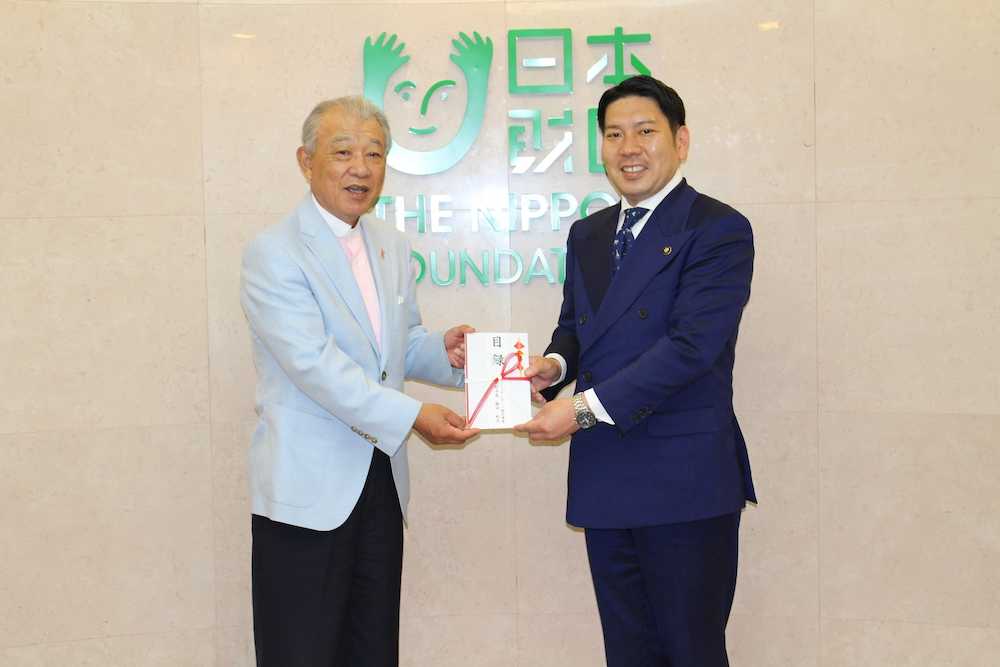 日本財団の笹川陽平会長（左）へ目録を渡す園田大村市長