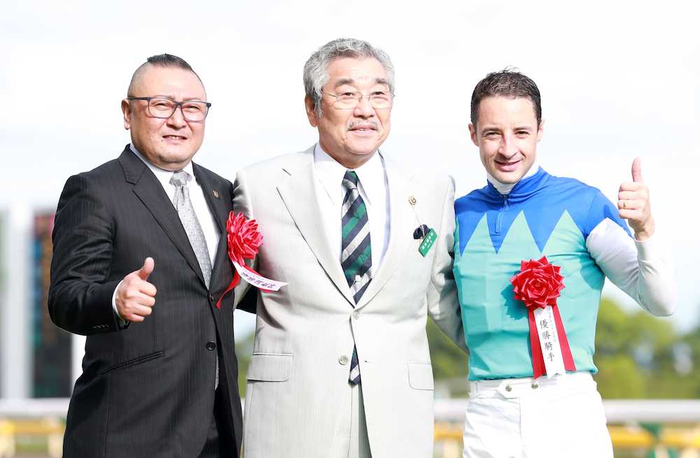 ＜東京１１Ｒ・ヴィクトリアＭ＞表彰台で並んで笑顔を見せる（左から）須貝師、近藤オーナー、ルメール