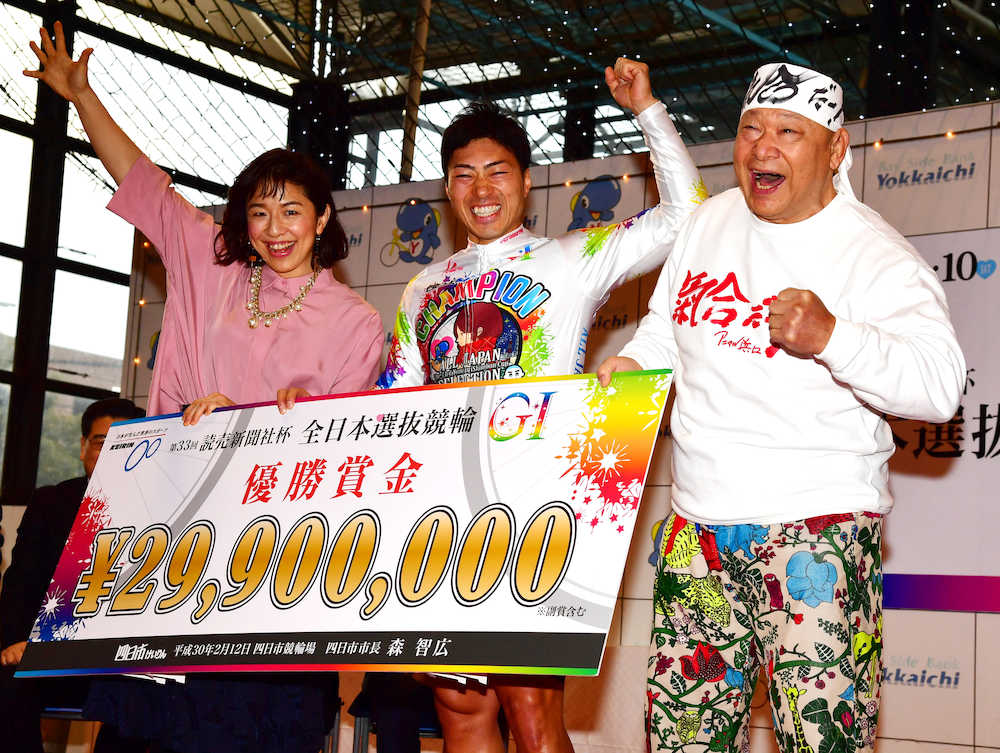 表彰式でアニマル浜口（右）、京子（左）親子とともに笑顔をみせる全日本選抜優勝者の新田