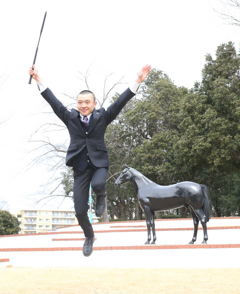 山田敬士、家族養う決意のムチ　新人騎手のムチ贈呈式
