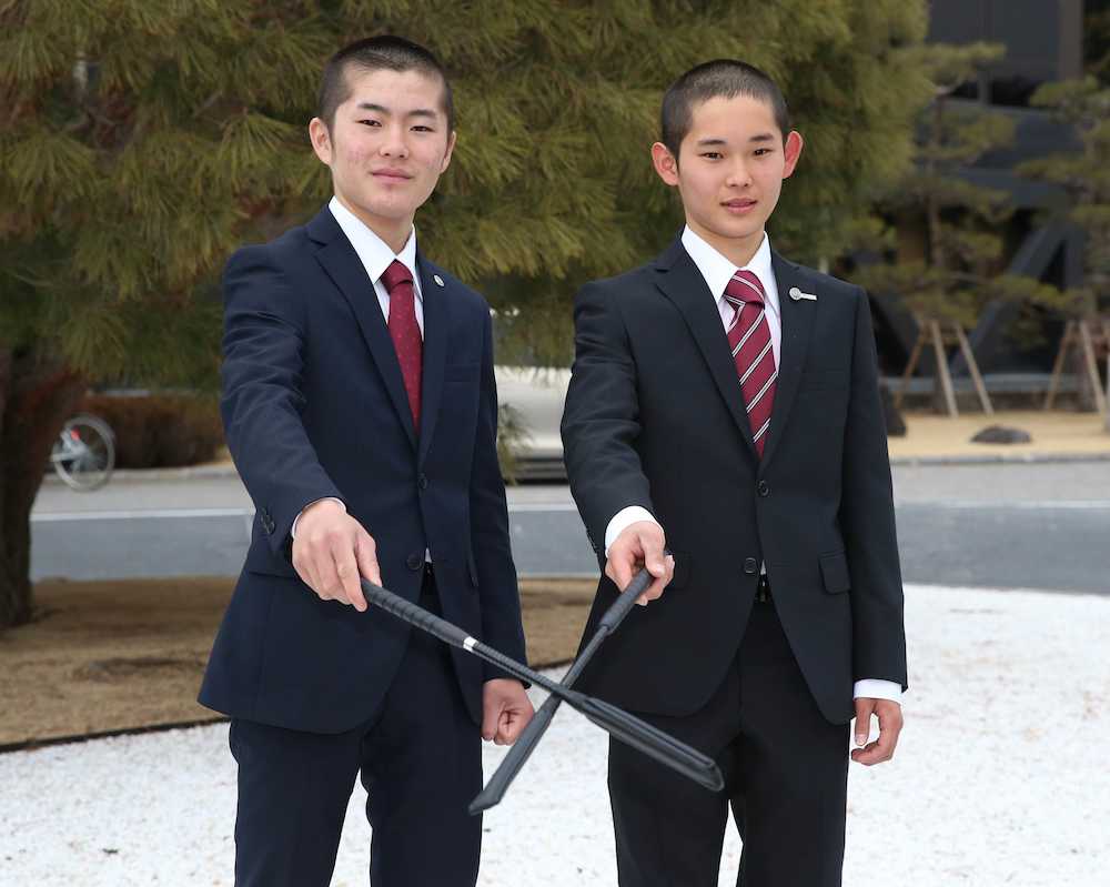 記念鞭を手に健闘を誓う西村淳也（左）と服部寿希
