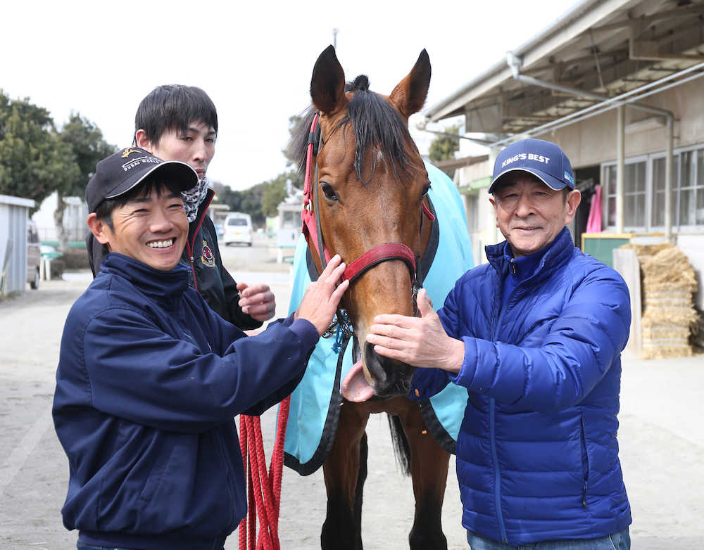 引退する小島太師（右）と田中勝は中山記念に出走するディサイファを笑顔でなでる