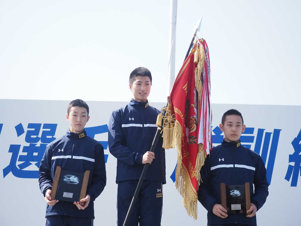 優勝旗を手にする原田才一郎（中央）。左は２着福田太一、右は３着若林義人　　　　　