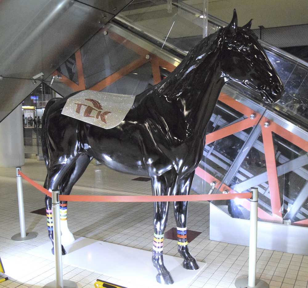 ＴＣＫチームウーマンによる最初のプロジェクト「クリスタルデコレート馬像」