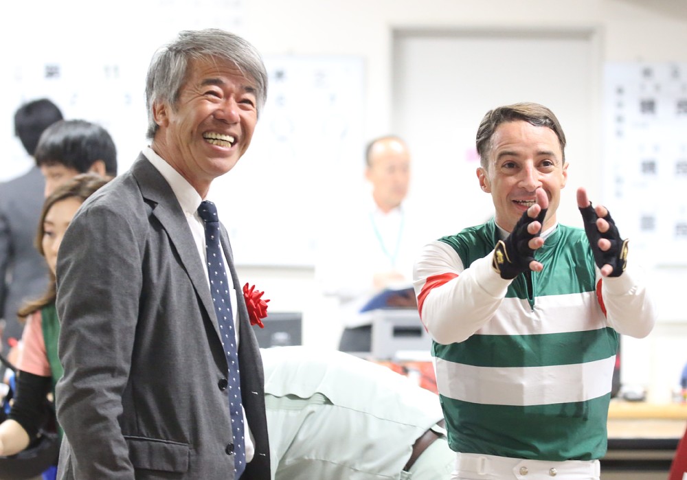 ＜第６３回京王杯ＳＣ＞ルメール（右）と笑顔でレースを振り返る藤沢和師