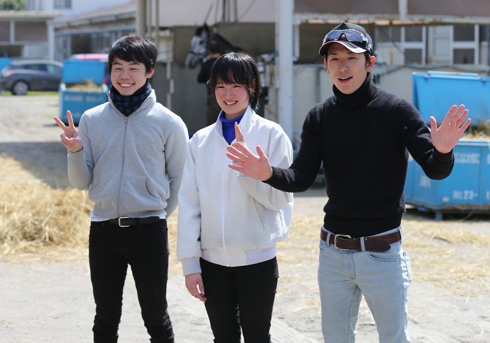 根本厩舎所属の（左から）野中悠太郎、藤田菜七子、丸山元気騎手ら