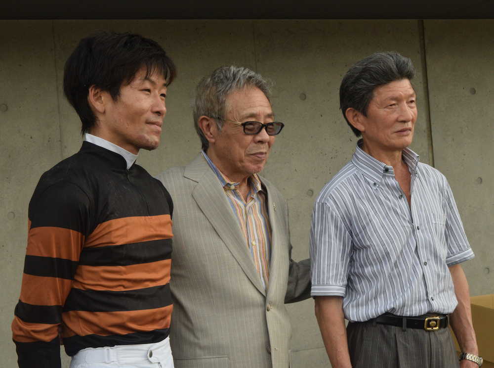 キタサンミカヅキの優勝で北島三郎オーナー（中）を挟んで記念撮影をする佐藤賢師（右）と森騎手