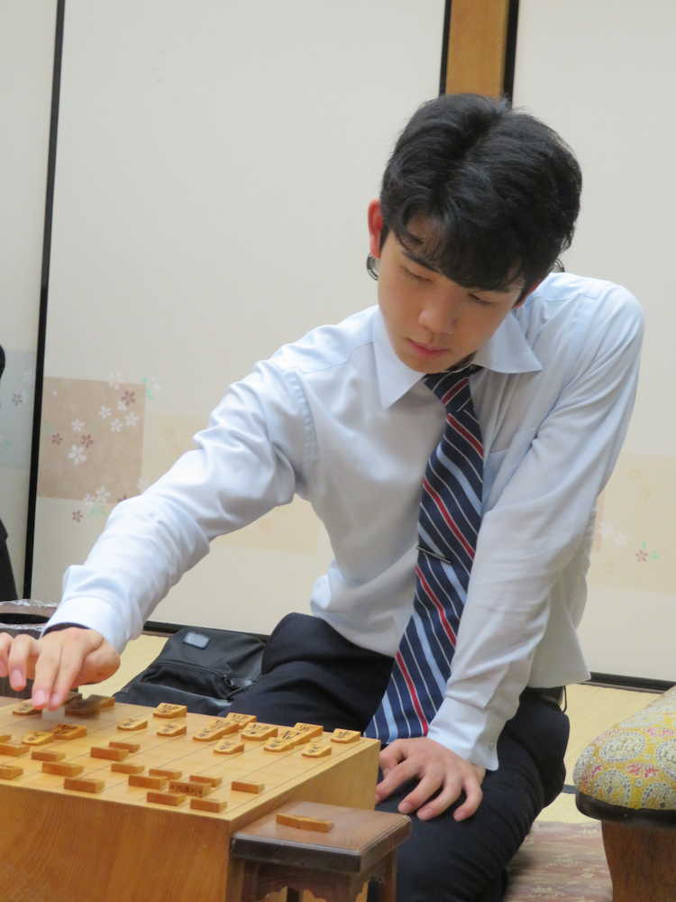 棋王戦本戦の挑戦者決定トーナメント２回戦で敗れた藤井聡太七段は終局後、笑顔なく感想戦を行う
