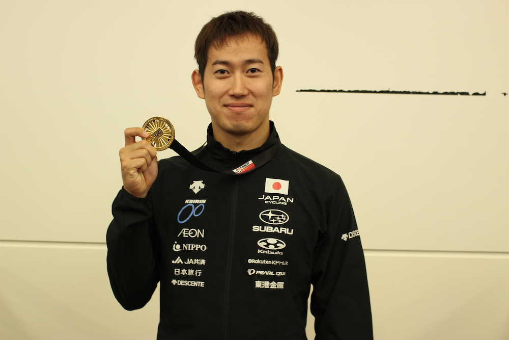 競輪Ｗ杯第１戦パリ大会で獲得した金メダルを手にする脇本雄太