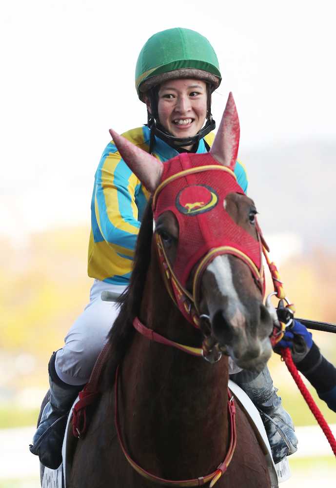 ＜福島９Ｒ＞トロピカルスパート騎乗の藤田はこの日２勝目を挙げ笑顔で愛馬をねぎらう（撮影・村上　大輔）