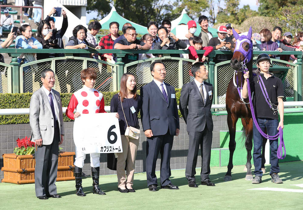 ＜京都６Ｒ・新馬＞カフジストームで勝利した高倉（左から２人目）と関係者ら（撮影・平嶋　理子）