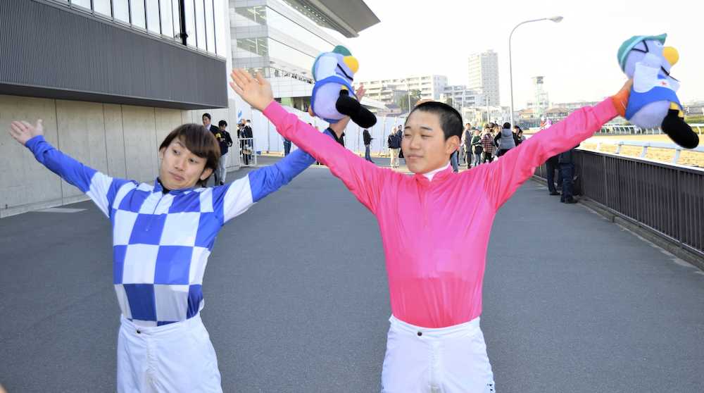 ヤングジョッキーズＴＲ浦和で勝利を挙げた桜井（右）と鈴木祐は２人でビクトリーポーズを決める