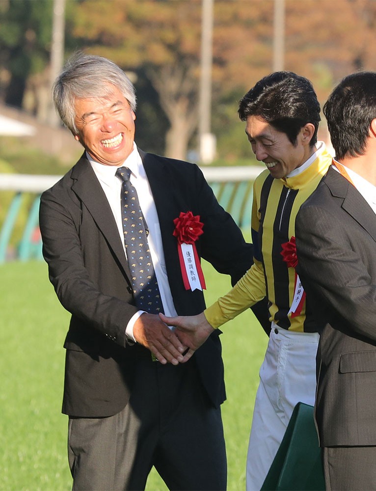 １０月のアルテミスＳを勝利し、握手をかわす藤沢和師（左）と武豊