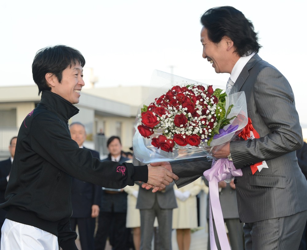 引退式で安藤勝己氏（右）に花束を贈る武豊