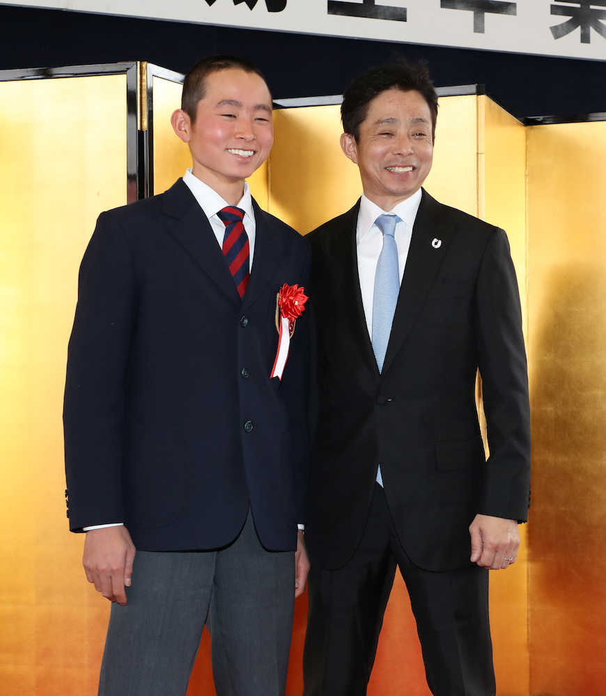 岩田、合格の次男「楽しみ」　騎手３５期生卒業式