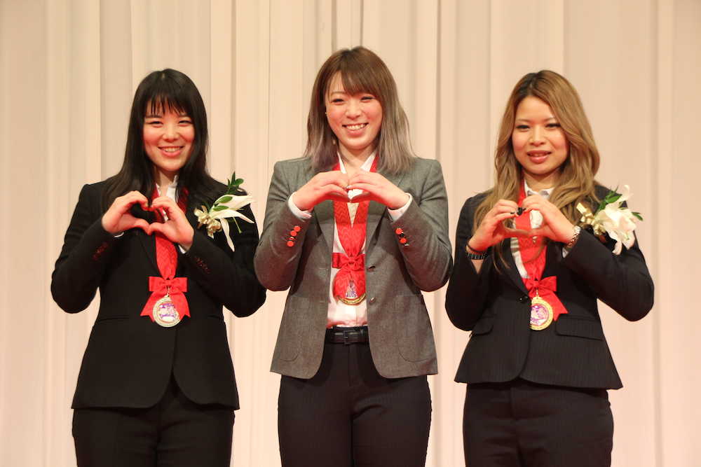 ＪＫＡ表彰式でハートマークのポーズをとる（左から）小林優香、児玉碧衣、石井寛子