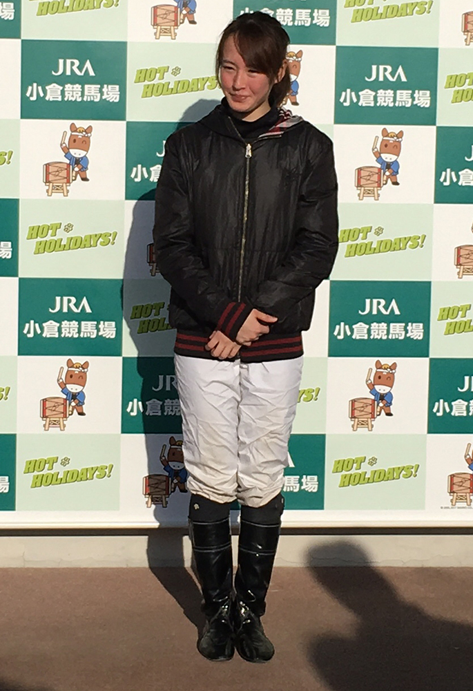 小倉競馬最終レース終了後、競馬場バックヤードツアーにゲストとして登場した藤田菜七子騎手