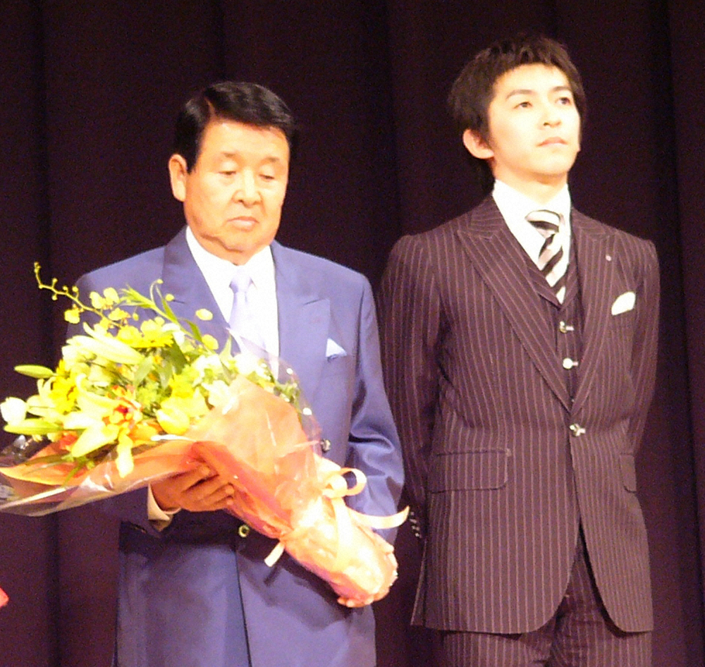 北橋修二氏（左）の引退パーティーで涙のスピーチをした福永