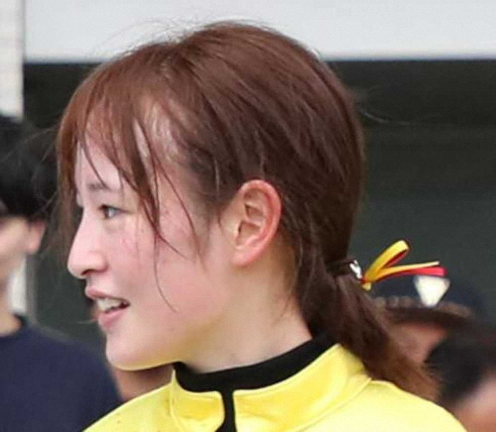 ＜福島・2R＞コパノビアンカでレースを制した藤田は勝負服と同じ黄色と赤のリボンを髪につける（撮影・村上　大輔）