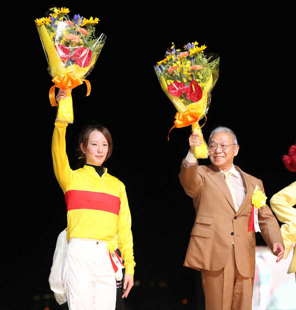 東京盃を制し、花束を掲げる藤田菜七子（左）と小林祥晃オーナー（撮影・島崎忠彦）