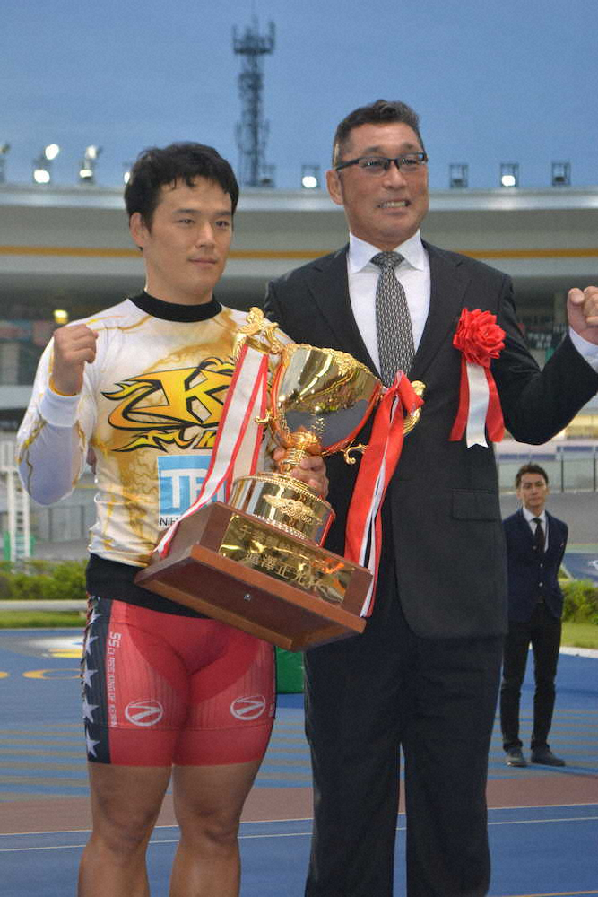 三谷（左）と滝澤正光・日本競輪選手養成所所長