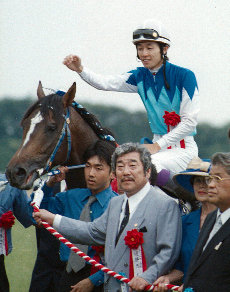 99年ダービーで快勝したアドマイヤベガと近藤氏（中央手前）。鞍上は武豊