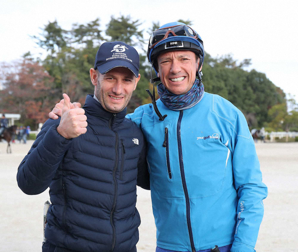 笑顔で記念撮影に納まるミルコ・デムーロ騎手（左）、ランフランコ・デットーリ騎手