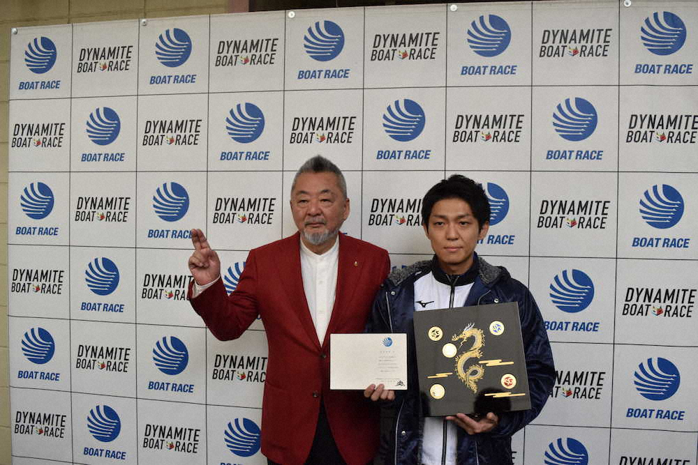BOATRACE振興会の小高幹雄会長（左）からゴールデンレーサー賞表彰式への招待状とディスプレイケースを贈呈された桐生