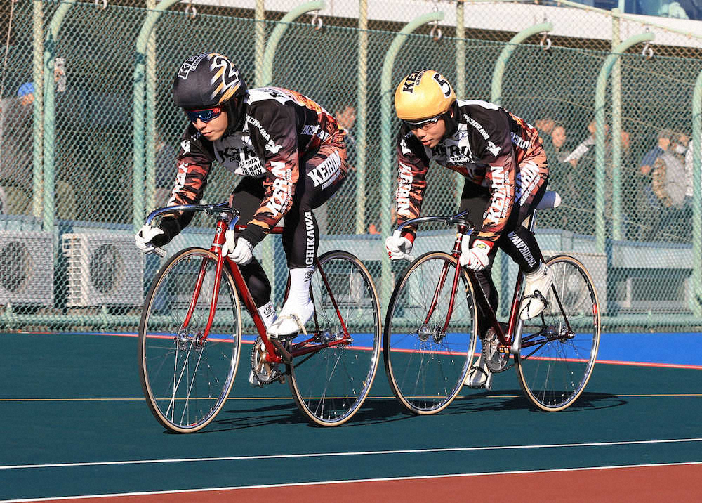 ＜KEIRIN　GP＞公開練習でラインを組んで走る松浦（左）と清水（撮影・篠原岳夫）