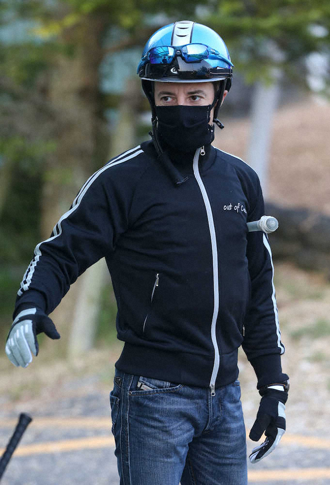 8日から調教騎乗を再開したクリストフ・ルメール騎手は黒いマスクを着用