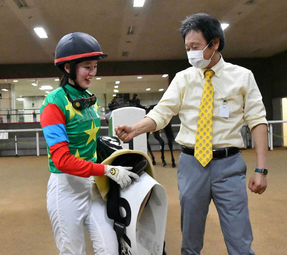 ＜東京1R＞ジュラメントでレースを制した藤田菜七子（左）と根本師