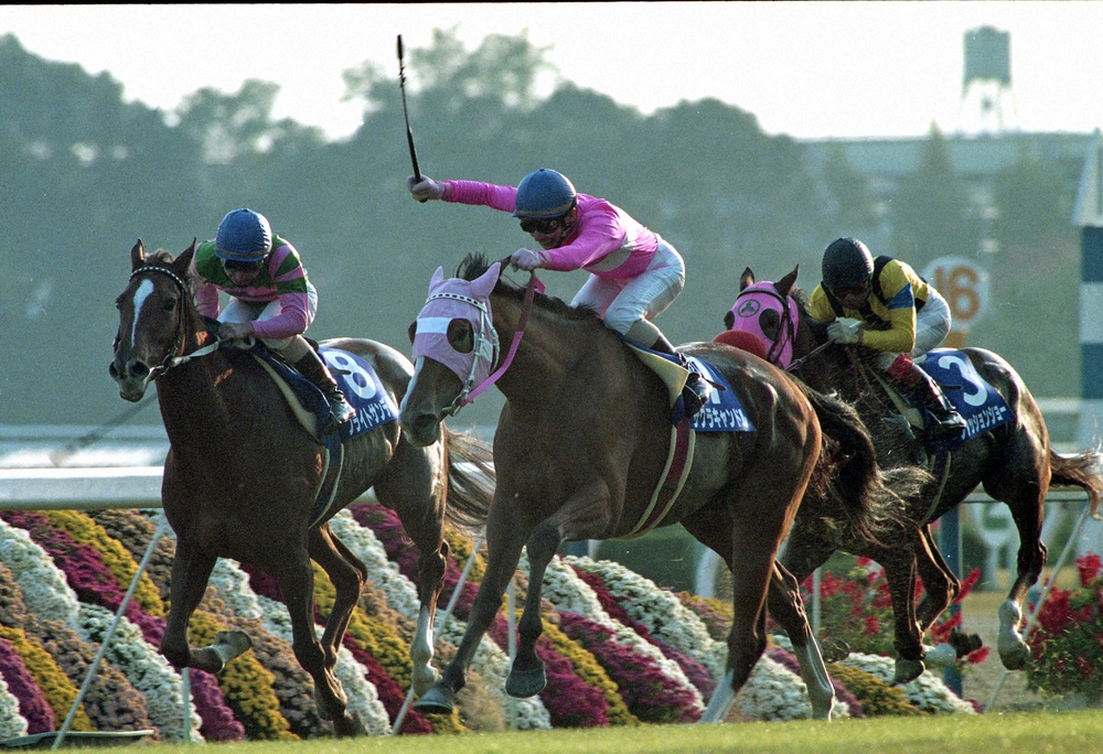95年エリザベス女王杯、小島太騎乗のサクラキャンドル（中央）は10番人気から勝利した