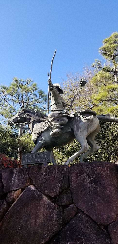 穴八幡宮の流鏑馬の像