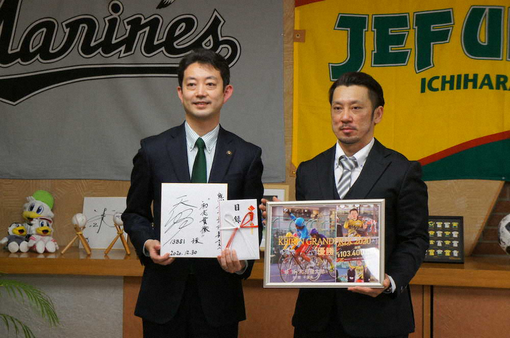 千葉市の熊谷市長（左）を表敬訪問した和田は、賞金の一部を千葉市内の医療機関に寄付