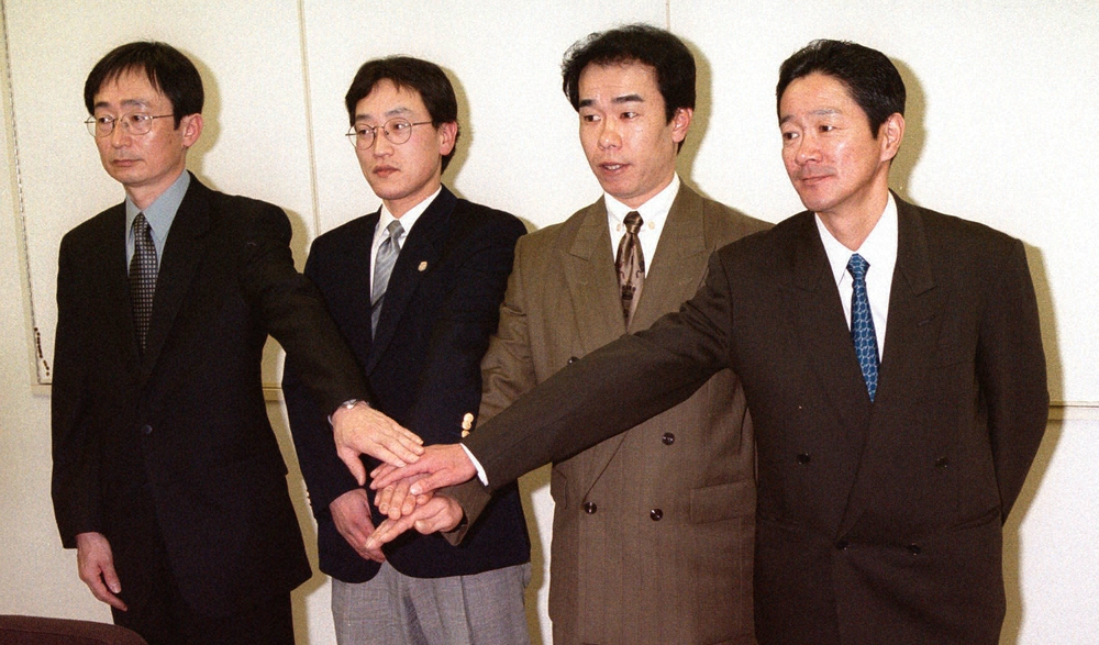 2000年、調教師試験に合格した湯窪師（右端）