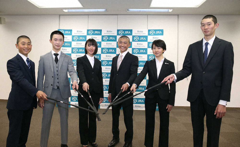 ムチを重ねて笑顔を見せる（左から）小沢大仁、角田大和、永島まなみ、西谷凜、古川奈穗、松本大輝
