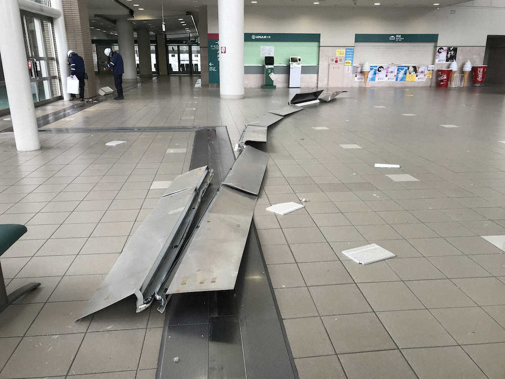 福島県沖を震源とする地震の被害を受けた福島競馬場（JRA提供）