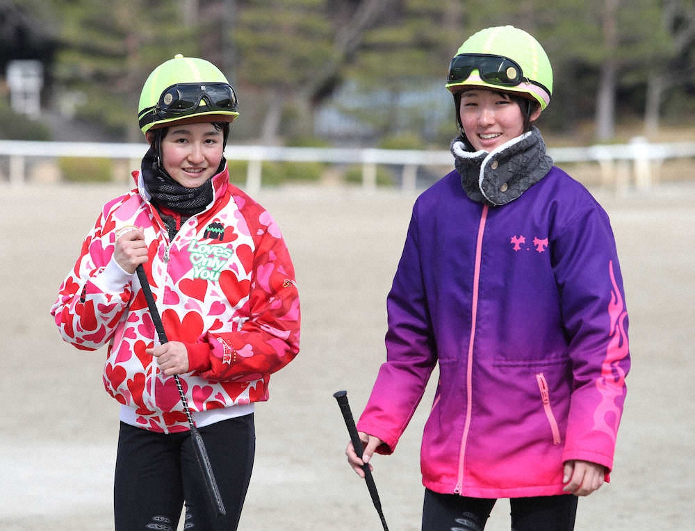 初勝利を狙う、先週デビューした女性新人騎手の古川奈（左）と永島