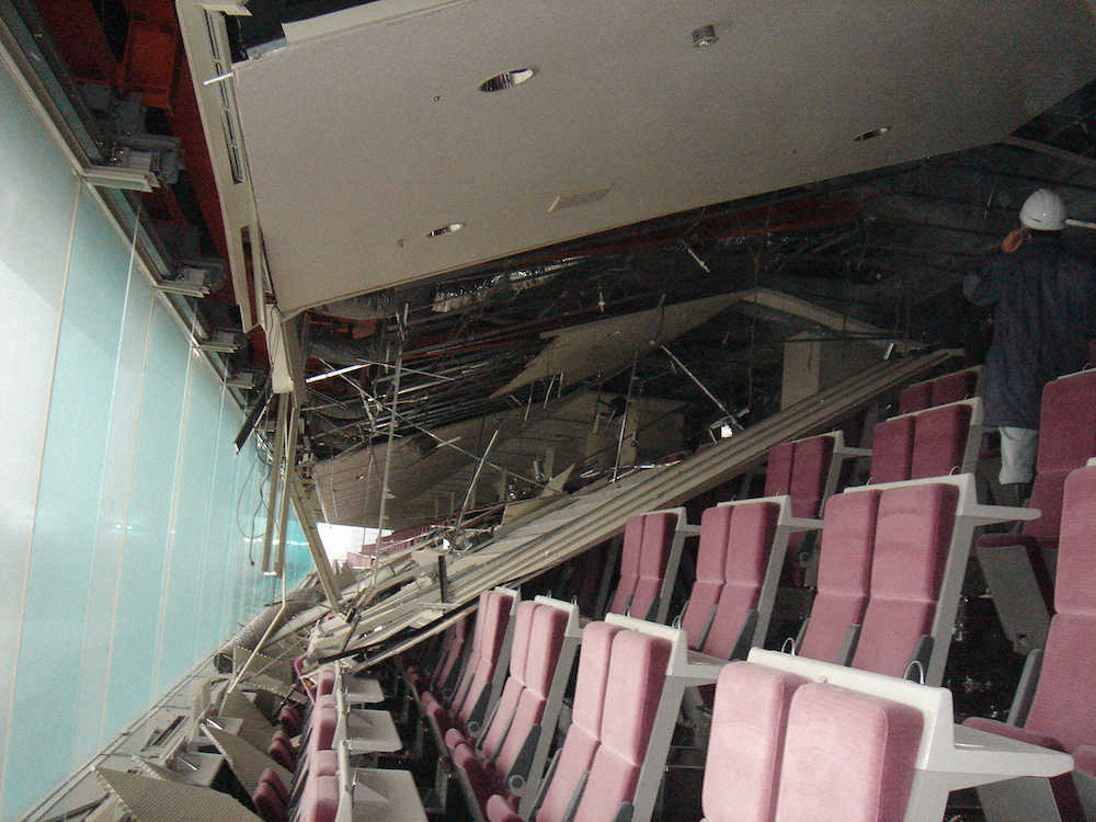 11年3月11日の東日本大震災で屋根が崩落した福島競馬場5F指定席（JRA提供）