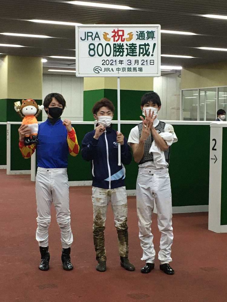 ＜中京5R＞パナプリ（牡3＝牧田）が勝ち、騎乗した松山（左）はJRA通算800勝を達成