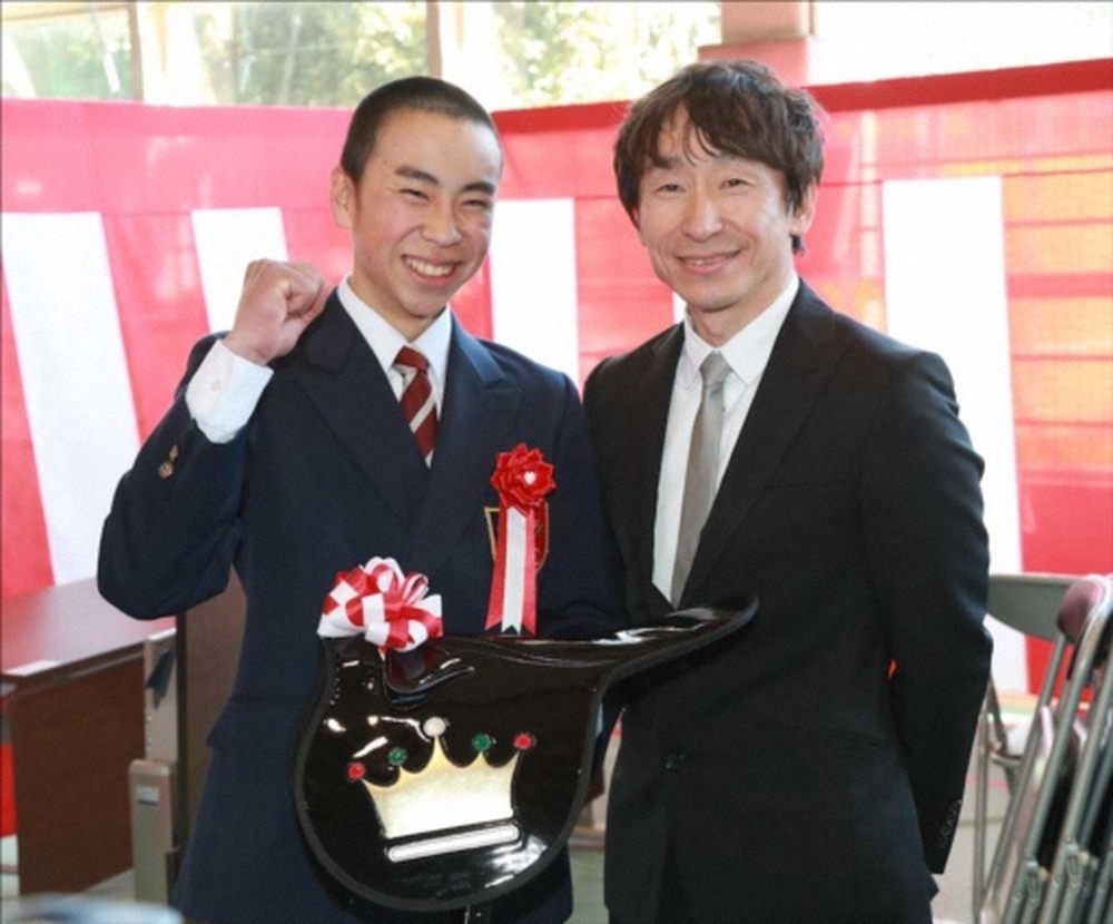 競馬学校を卒業した横山武（左）と父の横山典弘