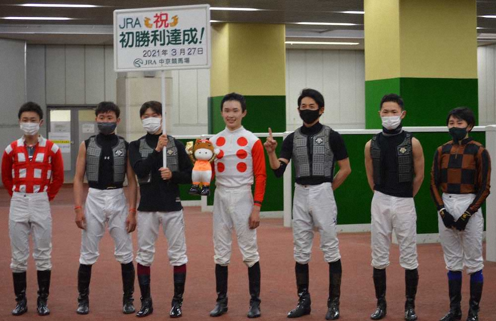 ＜中京5R＞カフジアスールでデビュー初勝利を挙げた角田大和騎手（右から4人目）