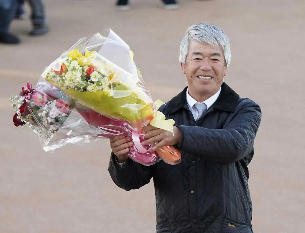 最終レースを終えおだやかな表情で花束を手にする藤沢和師（撮影・村上　大輔）