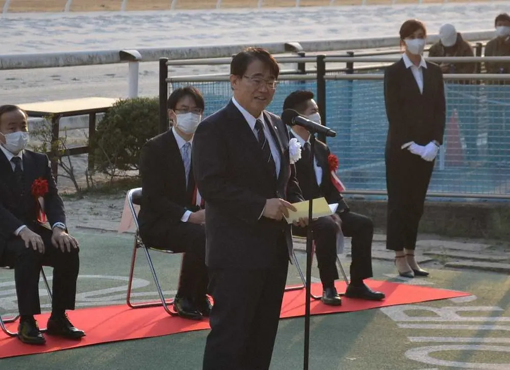 名古屋競馬場閉場式典で挨拶する大村秀章・愛知県知事