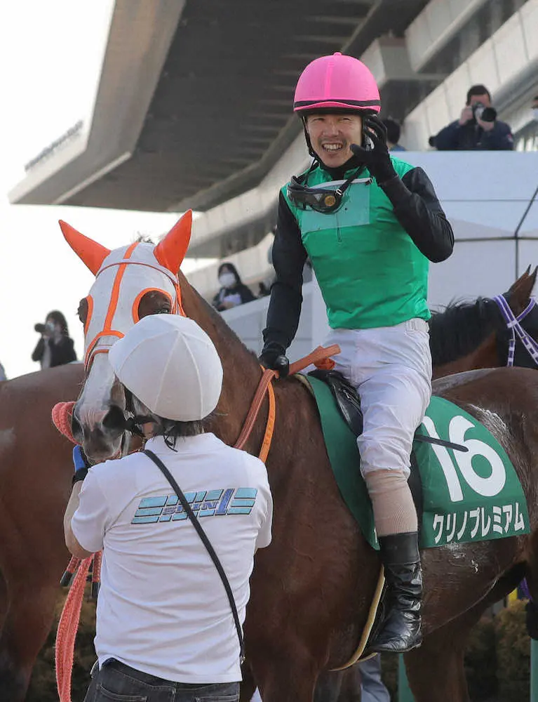 クリノプレミアムで中山牝馬Sを制した松岡は笑顔で喜ぶ（現場代表）